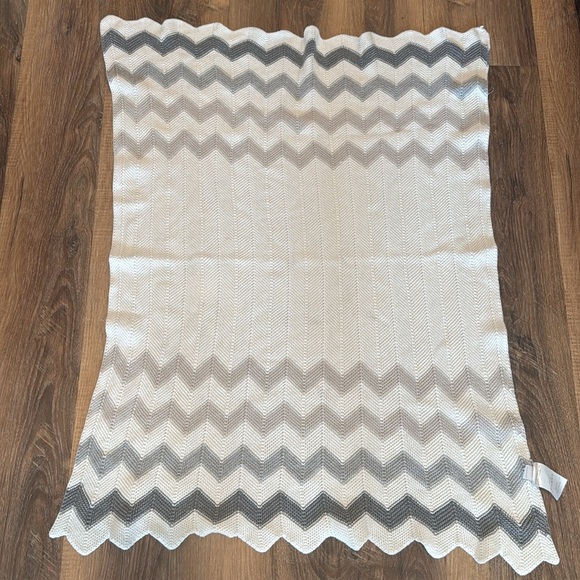 New Silver Cloud Unisex Baby Blanket/Shawl Gray and White Chevron Pattern - Picture 6 of 6